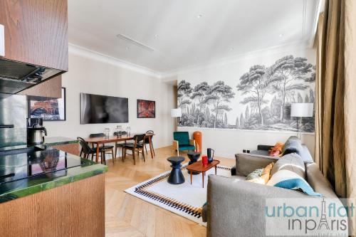 141 - Beautiful Flat Triangle d Or Champs Elysees