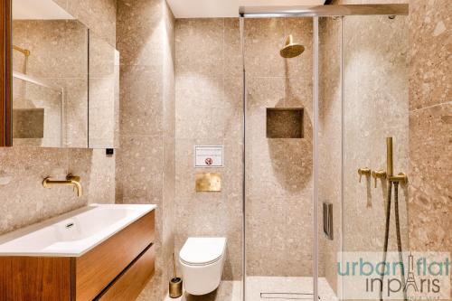une salle de bain avec une douche, des toilettes et un lavabo dans l'établissement 141 - Beautiful Flat Triangle d Or Champs Elysees, à Paris