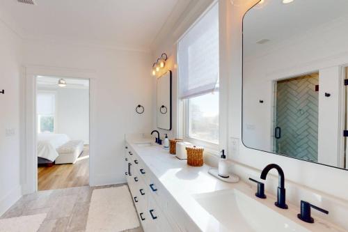 - une salle de bains blanche avec deux lavabos et un miroir dans l'établissement Beach Bliss, à Southport