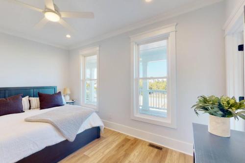 - une chambre blanche avec un lit et une fenêtre dans l'établissement Beach Bliss, à Southport