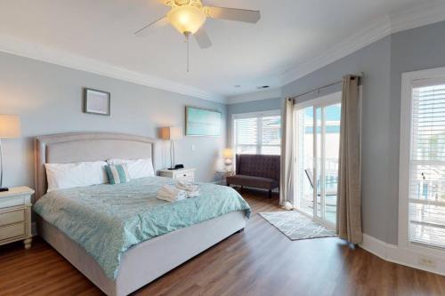 um quarto com uma cama e uma ventoinha de tecto em Carolina Beachside em Carolina Beach