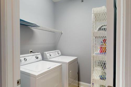 eine weiße Waschküche mit Waschmaschine und Trockner in der Unterkunft Blue Heron Nest in Carolina Beach