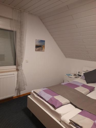 a bedroom with two beds and a window at Gästezimmer Bernkastel - Gästehaus Barbara in Bernkastel-Kues