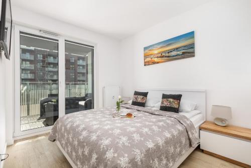 Postel nebo postele na pokoji v ubytování Apartments Mazowiecka Park by Renters