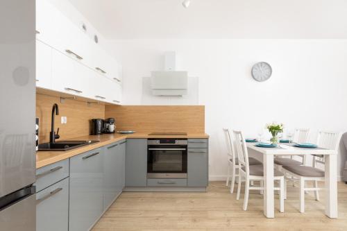 Kuchyň nebo kuchyňský kout v ubytování Apartments Mazowiecka Park by Renters
