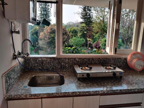 w kuchni z umywalką i oknem w obiekcie Private room with a view w mieście Dehradun