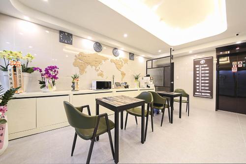 a restaurant with a table and chairs and a counter at Busan Seomyeon Broa Hotel in Busan