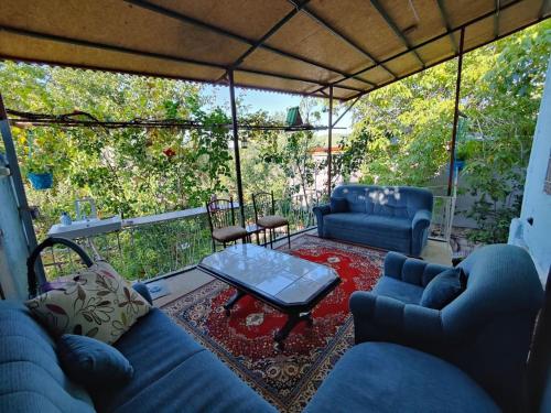 sala de estar con sofá azul y mesa en Cosy Cottage with fireplace and garden - Close to City centre and Skii Resort, en Melikgazi