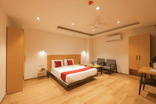 Tempat tidur dalam kamar di Hotel GT at Delhi Airport