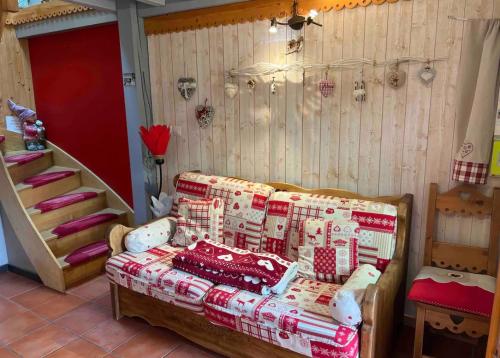Una habitación con una cama con regalos. en Chalet duplex avec terrasse entièrement équipé60m2 en Gérardmer