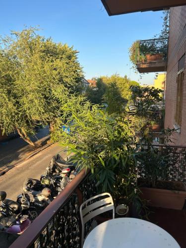 a balcony with a table and chairs and a street at La Fontana di Carlotta in Rome