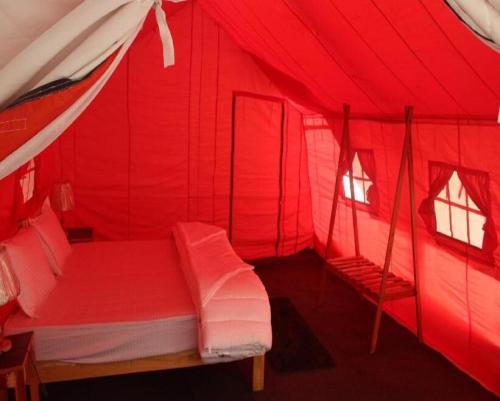 列城的住宿－StayApart at Alpine Ibex Camp, Nubra Valley，红色帐篷内有两张床
