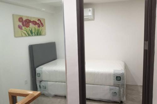 une chambre avec une pile de boîtes et un miroir dans l'établissement Apartemen Grand Jati Junction, à Medan