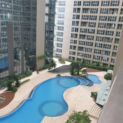 - une vue sur la piscine située dans un bâtiment dans l'établissement Apartemen Grand Jati Junction, à Medan