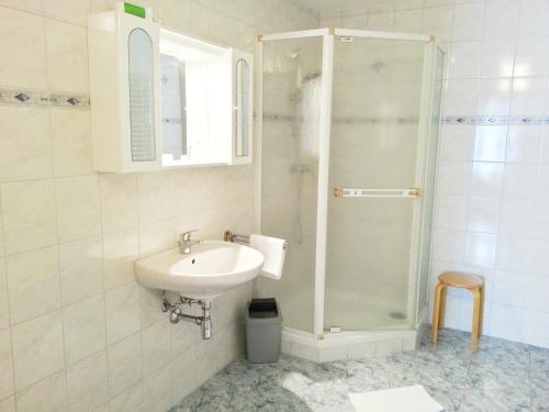 a bathroom with a sink and a shower at Gästehaus zur weißen Rose in Furth