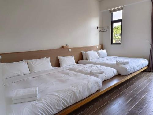 two large beds sitting next to each other in a room at 日日和 in Tainan