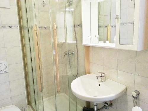a bathroom with a sink and a shower at Gästehaus zur weißen Rose in Furth