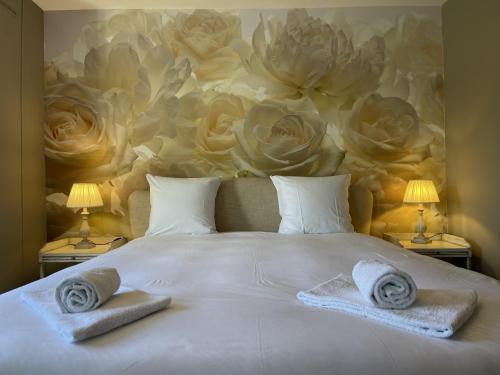 une chambre avec un lit avec des serviettes dessus dans l'établissement Le Petit Volnay - Au Cœur de Volnay, à Volnay