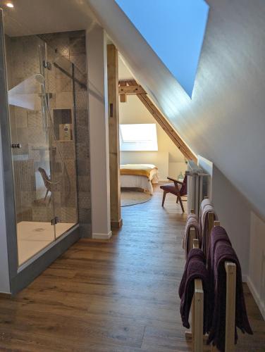 d'une salle de bains mansardée avec douche et d'une chambre. dans l'établissement La Maison d'Enfance, à Heimsbrunn