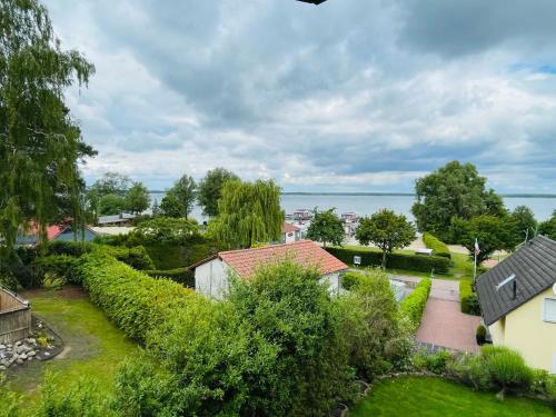 una vista aérea de una casa con jardín en HERBERGE SEENSUCHT Fewo MÜRITZ OG links, en Göhren-Lebbin