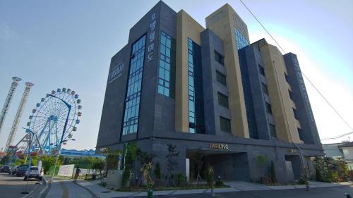 仁川にあるHotel Wolmidoの観覧車を背景にした大きな建物