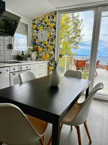 una cucina con tavolo e sedie e vista sull'oceano di Marvin Marjan Hill apartment a Spalato (Split)