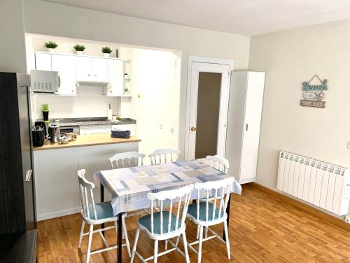 a kitchen and dining room with a table and chairs at Sofia´s Canto del Mar in Candás