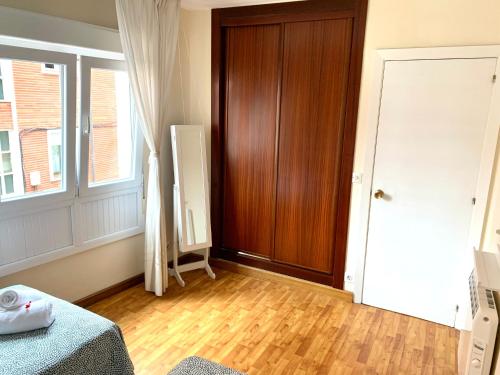 a room with a wooden door and a wooden floor at Sofia´s Canto del Mar in Candás