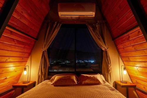 1 dormitorio con ventana grande y cama en Las MORENAS in 