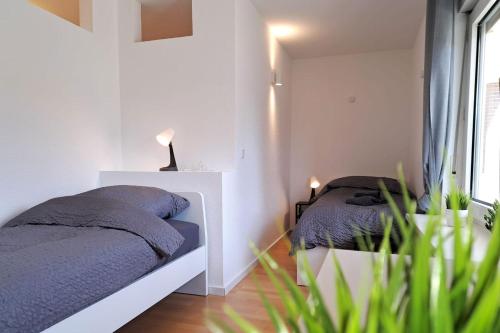 1 dormitorio con 2 camas y ventana en Beautiful Apartment in Brachttal en Hellstein