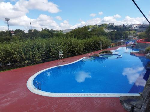 a large blue swimming pool on top of a building at Lazzaretto vivienda uso turístico in Lugo