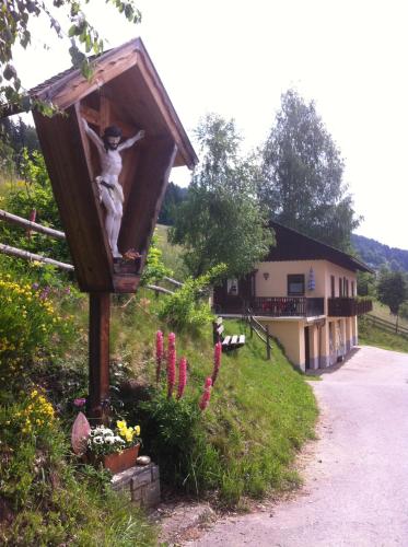 a statue of a woman in a bird house at Bergbauernhof Stauder - Hirschbergalpakas in Lendorf