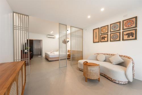Ban Raya Resort and Spa في كو راشا ياي: غرفة معيشة مع أريكة وسرير