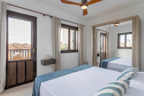 sypialnia z dwoma łóżkami i oknem w obiekcie Aldea Blanca Santa Pola w mieście Santa Pola