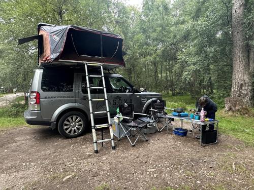 Discovery 4 - Family Camper في Inshes: عربة تخييم فيها خيمة على ظهر شاحنة