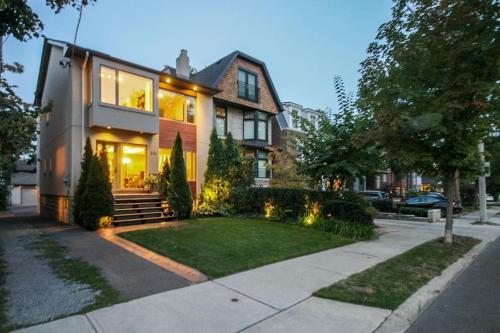 4 BDRM Downtown House - Urban Elegance with 2 cars Garage