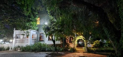 Ein Garten an der Unterkunft Oak View Manor