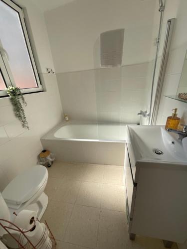 Et badeværelse på Fantastic Spacious Apartment near Carcavelos Beach