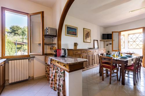 uma cozinha com uma mesa e uma sala de jantar em Sole Verde green house em Terricciola
