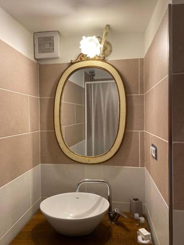 a bathroom with a sink and a mirror at B&B La Cortesia in Turania