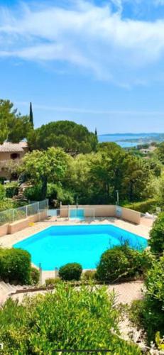 - une vue sur la grande piscine bleue dans l'établissement Appartement T2 Sainte Maxime, à Sainte-Maxime