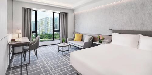 香港的住宿－帝都酒店，酒店客房配有一张床、一张桌子和一把椅子。