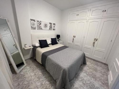 a bedroom with a bed and a large mirror at Apartamento céntrico San Miguel in Córdoba