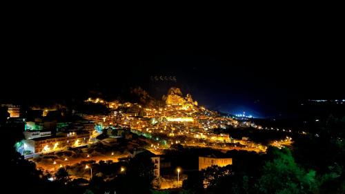 uma vista para uma cidade à noite com luzes em ORO VERDE Apartments em Gagliano Castelferrato