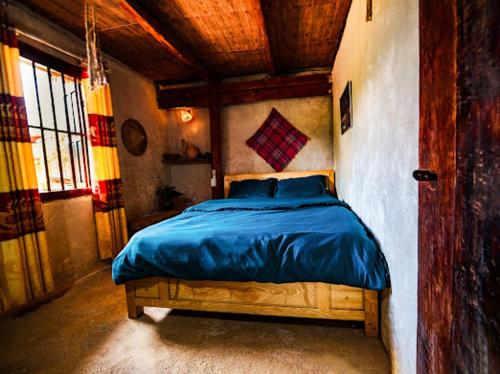 Giường trong phòng chung tại Dong van hmong homestay
