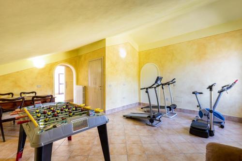 a room with a gym with treadmills and exercise bikes at Sole Verde green house in Terricciola