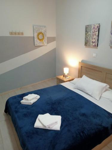 Koukaki-comfy with a balcony apt.