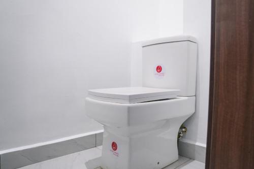 uma casa de banho com um WC branco num quarto em MercuryIcon luxury Homes em Abuja