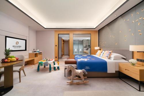 Katil atau katil-katil dalam bilik di Projoy Hotel Tianfu