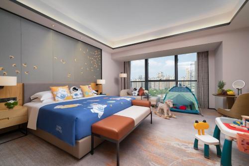 Katil atau katil-katil dalam bilik di Projoy Hotel Tianfu